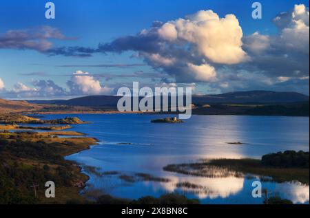 Das aus dem 12. Jahrhundert stammende Norman Hen's Castle, einst Heimat der Piratenkönigin von Connemara, Grace O`Malley, liegt am Lough Corrib, County Galway, Irland Stockfoto